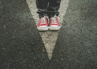 Modern spor ayakkabılarını açık hava yollarının işaretlendiği okun yanına yakın tut.