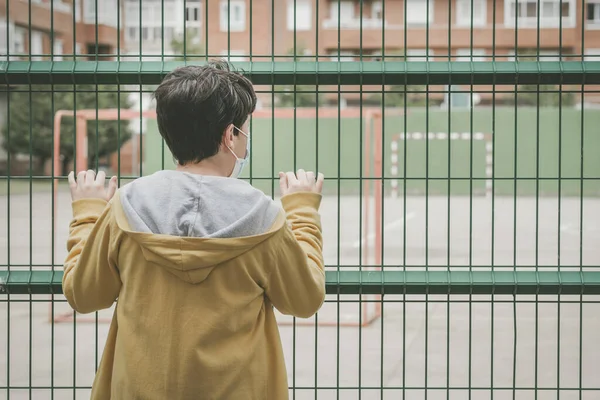 Visão Traseira Uma Criança Triste Olhando Campo Futebol Livre — Fotografia de Stock