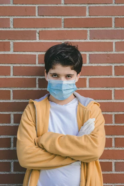 Smutné Dítě Nosí Lékařskou Masku Venku — Stock fotografie