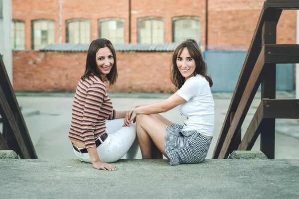 Jóvenes Amigas Sentadas Calle Aire Libre — Foto de Stock