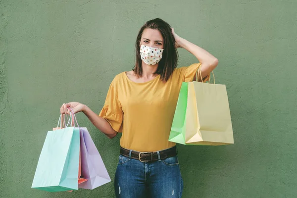 Joven Mujer Feliz Con Máscara Médica Sosteniendo Una Bolsa Compras — Foto de Stock