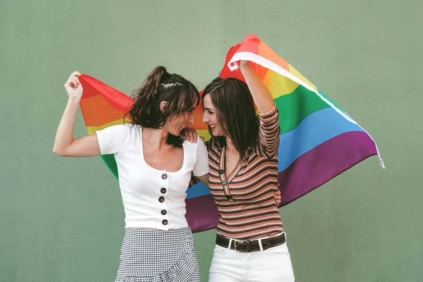 Jóvenes Amigas Ondeando Bandera Lgbt Con Orgullo Calle Sobre Fondo —  Fotos de Stock