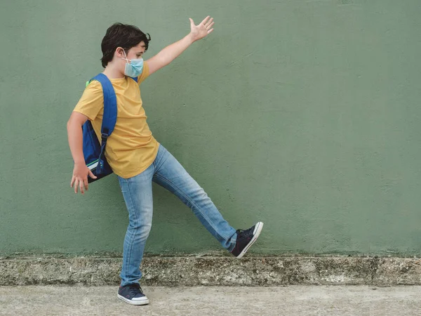 Niño Feliz Con Máscara Médica Mochila Escuela Sobre Fondo Verde — Foto de Stock