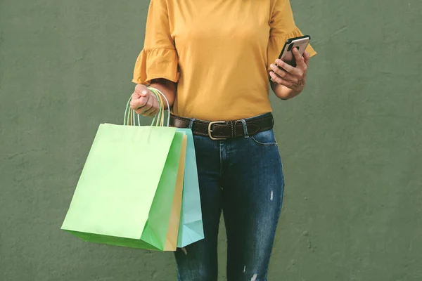 Mujer Sosteniendo Una Bolsa Compras Teléfono Inteligente Sobre Fondo Verde — Foto de Stock