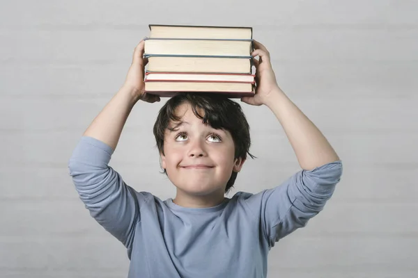 Счастливый Ребенок Книгами Голове Кирпичном Фоне — стоковое фото