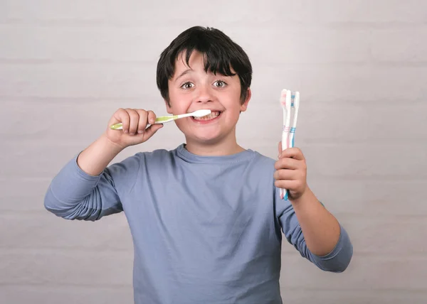 Счастливый Ребенок Чистить Зубы Помощью Зубной Щетки Фоне Кирпича — стоковое фото