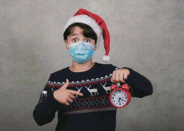 God Jul Roligt Barn Med Medicinsk Mask Och Väckarklocka Bär — Stockfoto