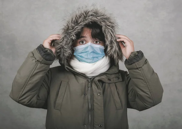 Unge Med Medicinsk Mask Bär Vinter Hatt Och Halsduk Över — Stockfoto