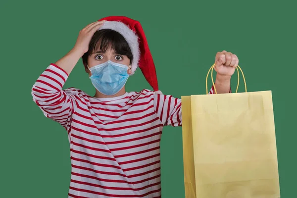 Feliz Navidad Niño Divertido Con Máscara Médica Sosteniendo Una Bolsa — Foto de Stock