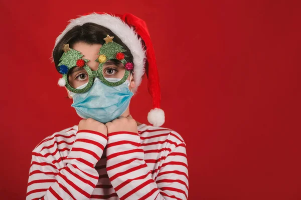 Feliz Navidad Niño Con Máscara Médica Divertidas Gafas Navidad Sobre —  Fotos de Stock