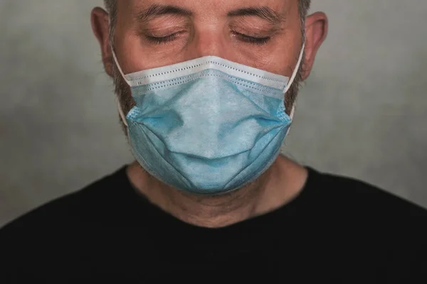 Coronavirus Närbild Man Med Medicinsk Mask Med Slutna Ögon Över — Stockfoto