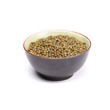 Mung fasulyeleri beyaz arkaplanda izole