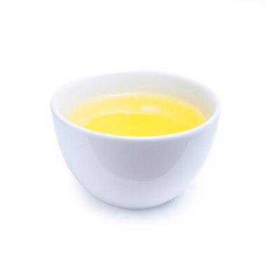 Beyaz arka planda darbe içinde izole yumurta beyaz