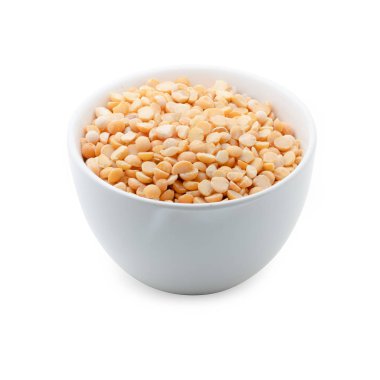 Beyaz arkaplanda izole edilmiş sarı bezelyeler