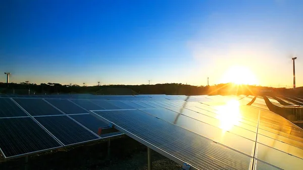 Sürdürülebilir ve yenilenebilir enerji kaynakları, güneş panelleri ve rüzgar türbinleri enerjisi, jeotermal enerji iklim değişikliği ile çevre dostu çevre koruma