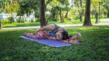 Fitness, kadın eğitim yoga açık havada park, kopya alanı oluşturmaktadır. Genç kız yapar ince egzersiz. Germe, sağlık, sakinlik, rahatla, sağlıklı, aktif yaşam tarzı kavramı