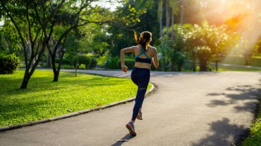 güneş ışığı karşı parkta koşu Kadınlar