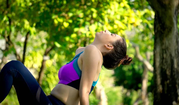Fitness Vrouw Opleiding Yoga Vormen Buiten Het Park Kopie Ruimte — Stockfoto