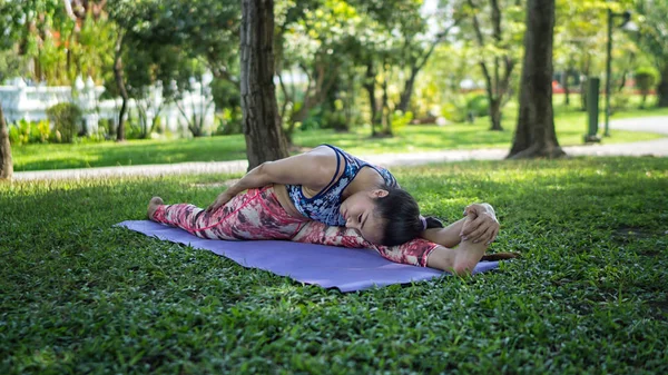 Fitness Mulher Treinando Ioga Posar Livre Parque Espaço Cópia Menina — Fotografia de Stock