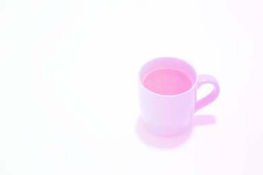 Pembe filtreli kahve fincanı ve kopyalama alanı.