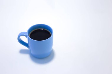 mavi beyaz zemin üzerine izole kahve fincan