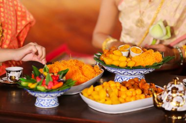 Tay geleneksel tatlılar yumurta sarısı ile yapılan ve istediğiniz gibi kalıplama tarafından şurubu (tanga yot) ile haşlanmış. Uğurlu gün, önemli tören, düğün günü için uygundur..