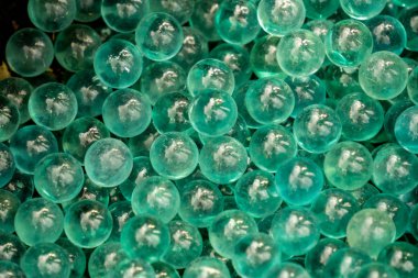 Beyaz arkaplanda yeşil cam boncuklar