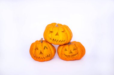 beyaz zemin üzerinde Halloween kabaklar