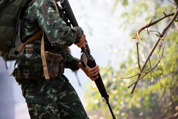 Soldat Mit Gewehr Und Rucksack Vor Einem Waldhintergrund — Stockfoto