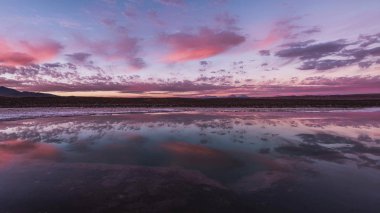 Gölün üzerinde güzel bir gün batımı