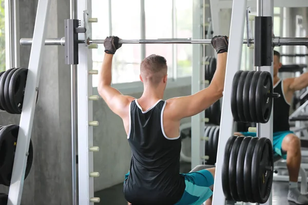 Genç Adam Spor Salonunda Halterle Egzersiz Yapıyor — Stok fotoğraf