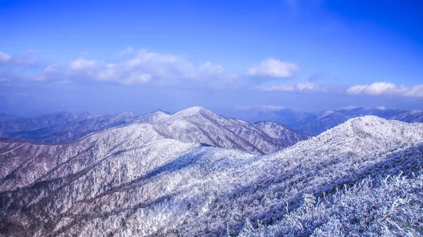 Hermoso Paisaje Invierno Con Montañas Cubiertas Nieve Imagen de stock