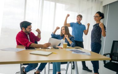 Yaratıcı iş adamları ofis, modern yaratıcı ve tasarım işçisi kavramı, Grup Asya ve Çok ırklı İş adamları gündelik takım elbise konuşma ve beyin fırtınası ile çalışan