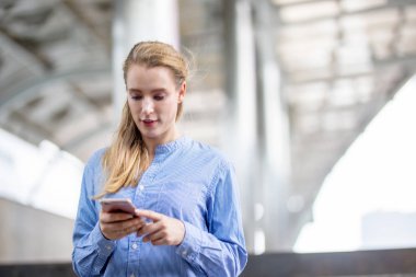 cep telefonu kullaranarak genç çekici kadın