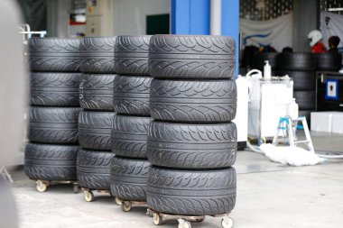 Motorsport yarış pistinde kokpitte yarış süper araba lastikleri tekerlek yedek parçası odaklanmak