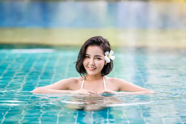 Beautiful Women Wear White Swimming Suit Poolside — Stock Photo, Image