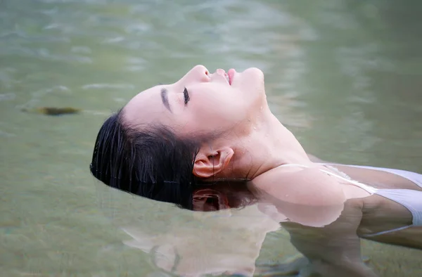 Schöne Frauen Tragen Weißen Badeanzug Pool — Stockfoto