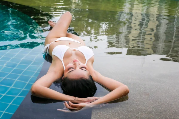 美丽的女人穿白色泳衣在池畔 — 图库照片