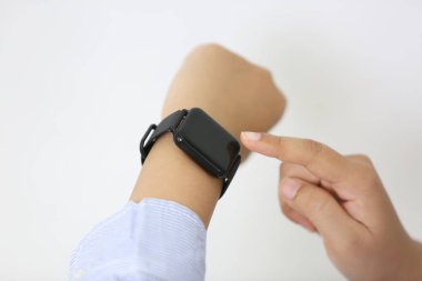 akıllı saat ile ellerin kırpılmış görüntü  