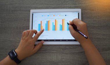Masa başında Grafik ile Dijital Tablet Kullanan İş Adamları Orta Bölümü 