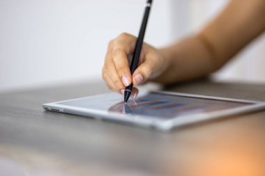 Masa başında Grafik ile Dijital Tablet Kullanan İş Adamları Orta Bölümü 