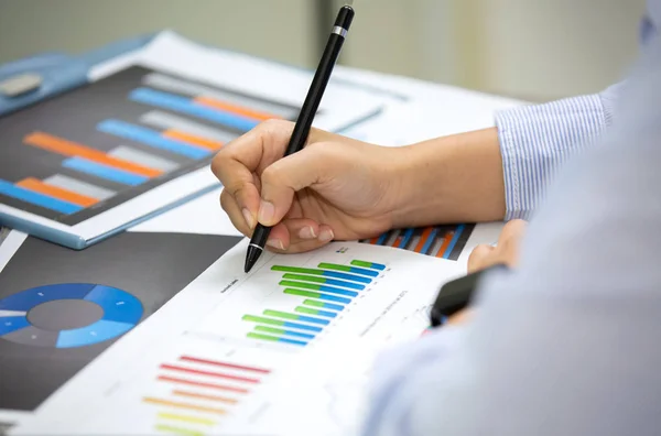 Zijaanzicht Van Grafiek Papers Tafel Zakenmensen Schrijven Papierwerk — Stockfoto