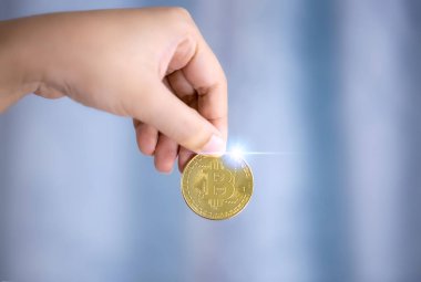 kadın el altın bit sikke tutan