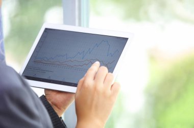 Beyaz Arka Plana Karşı Grafik ile Dijital Tablet Kullanarak İşadamı orta bölümü