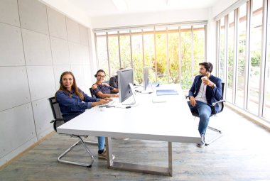 Dizüstü bilgisayar ve bilgisayarda çalışan kulaklıklı teknik destek operatörü, Müşteri yardımı hizmeti konsepti için ofiste kulaklıkla telefonda konuşan iş adamları