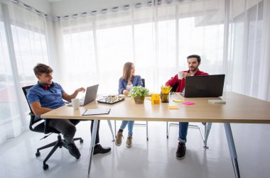 Yaratıcı iş adamları ofis, modern yaratıcı ve tasarım işçisi kavramı, Grup Asya ve Çok ırklı İş adamları gündelik takım elbise konuşma ve beyin fırtınası ile çalışan