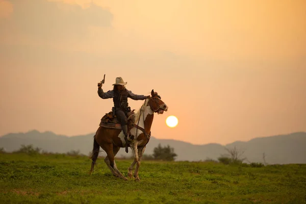 Cowboy Och Häst Första Ljus Berg Flod Och Livsstil Med — Stockfoto