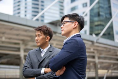 İş adamları, ortaklık ve takım çalışması konsepti. Şehirdeki iki işadamı