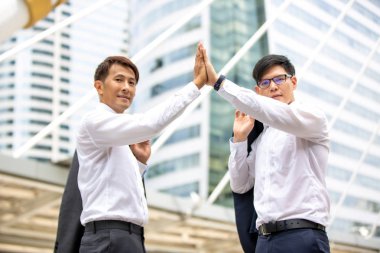 İş adamları, ortaklık ve takım çalışması konsepti. Şehirdeki iki işadamı