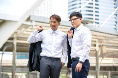 İş adamları, ortaklık ve takım çalışması konsepti. Şehirdeki iki işadamı